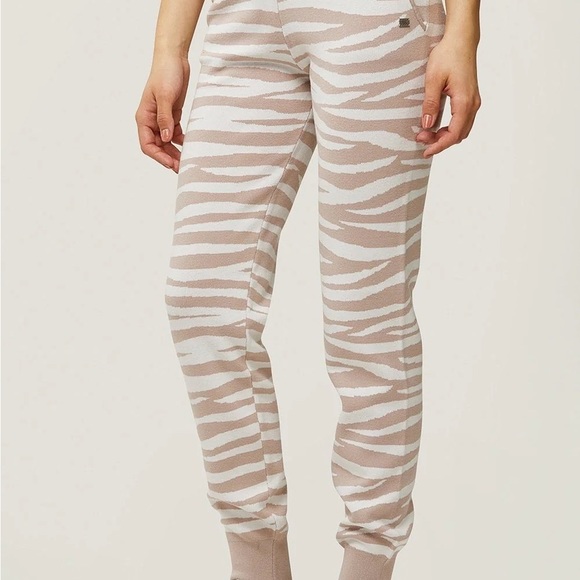 Soia & Kyo Verona Sustainable Zebra Print Sweatpants (Medium) & Hoodie (Small) - Picture 6 of 8